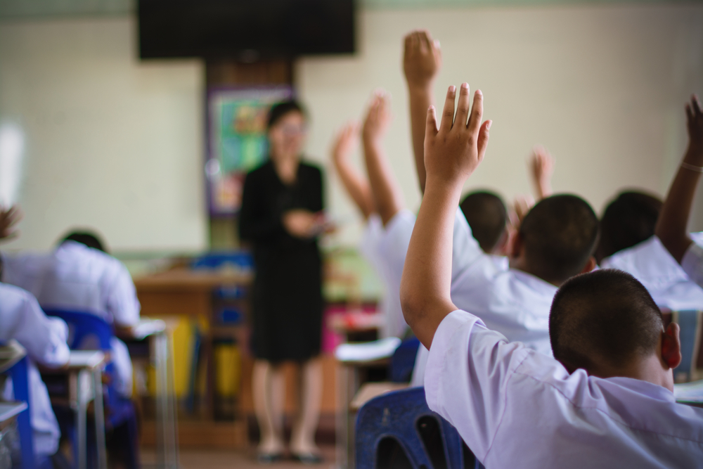 Стандартный учитель. Школьник поднимает руку. Класс с поднятыми руками. Вьетнамцы поднимают руки в классе. Настроение рукой класс.